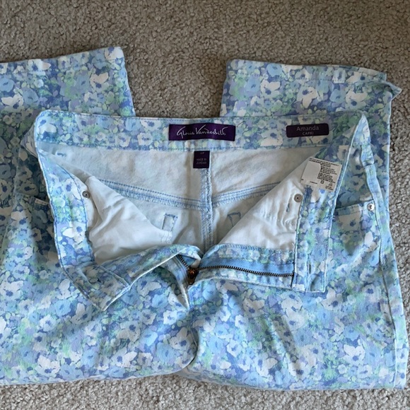 Floral print denim capris. Size 12P - Picture 5 of 6